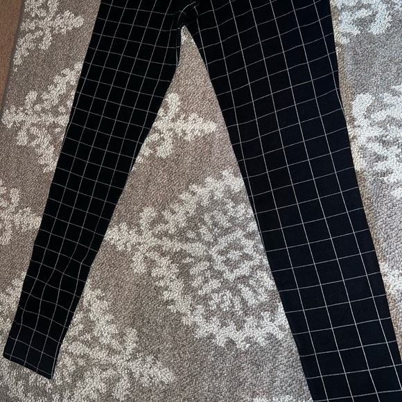 đź–¤Express stretches, size XS, black and white stripe plaid design đź–¤ - Picture 10 of 10